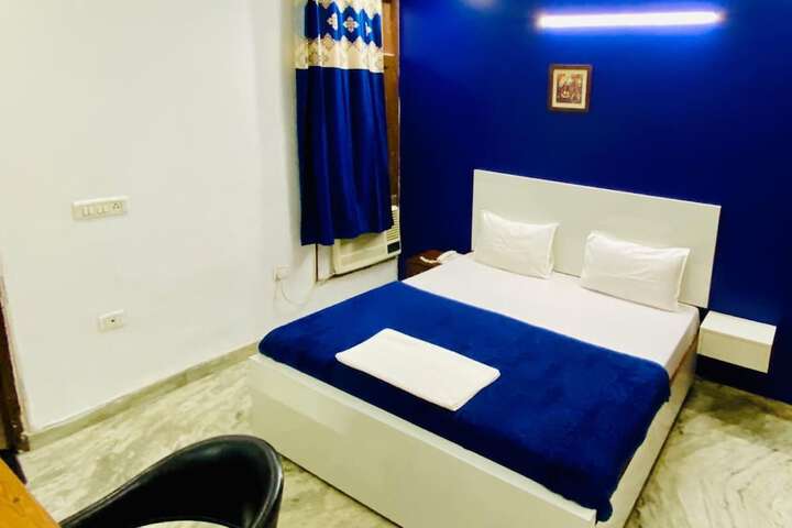Room 9 of 13