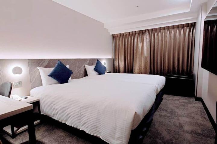 Room 9 of 16