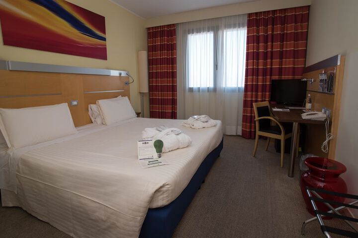 Room 8 of 33