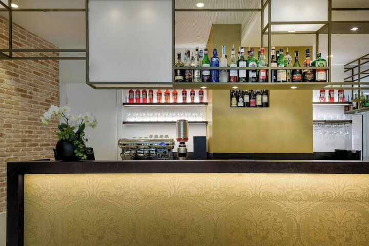 Lounge 46 of 63