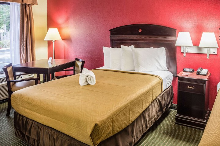 2 Double Beds (1 of 9)