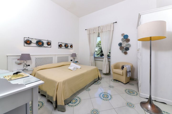 Room 10 of 98