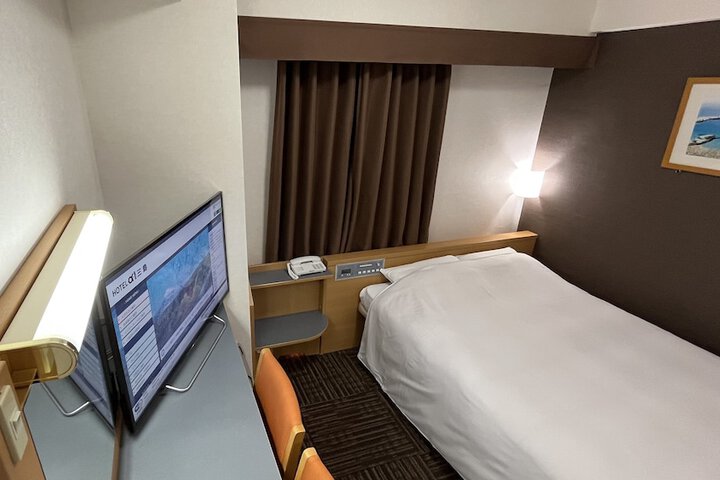 Room 3 of 8