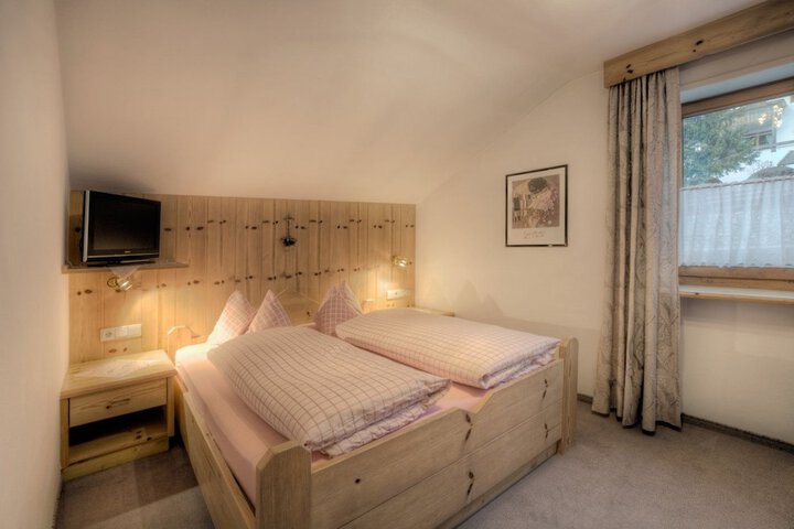Room 9 of 30