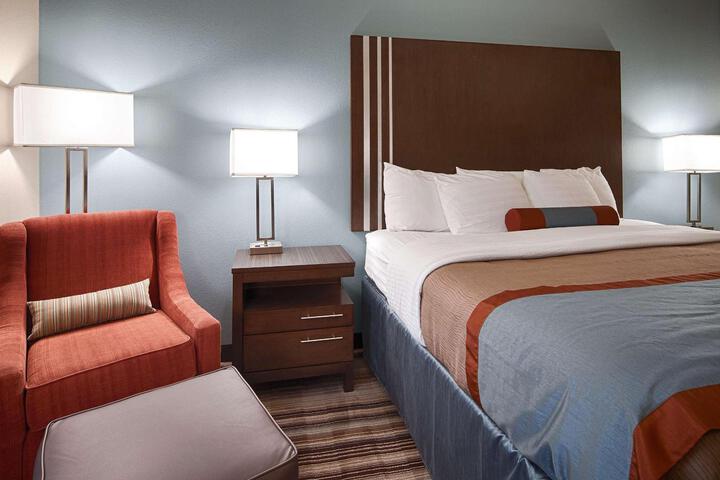 1 King Bed Mobility Accessible Communication Assistance Bathtub Full Breakfast (5 of 12)