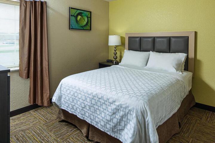 Studio Suite Queen Bed (16 of 24)