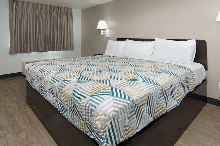 1 King Bed (5 of 8)