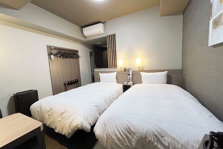 Room 9 of 37