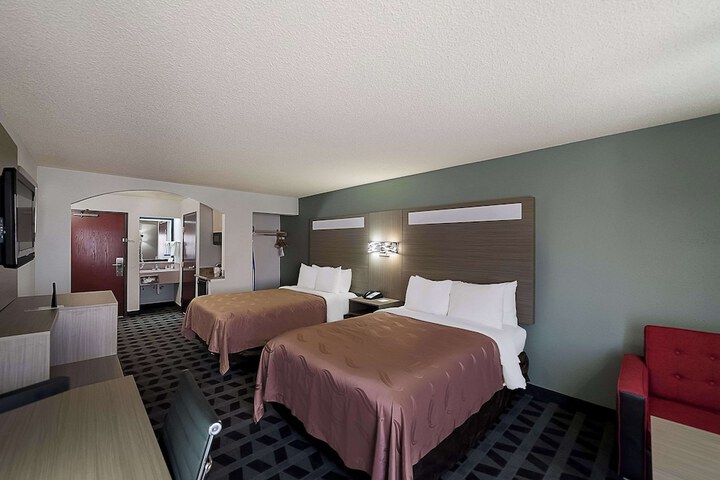 2 Double Beds (12 of 19)