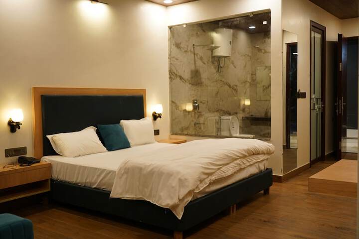 Room 5 of 10