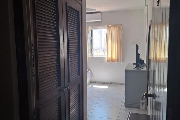 Room 4 of 8