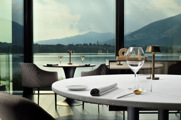 Dining 35 of 62