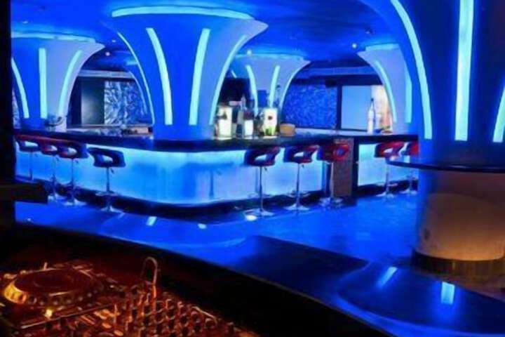 Lounge 23 of 33