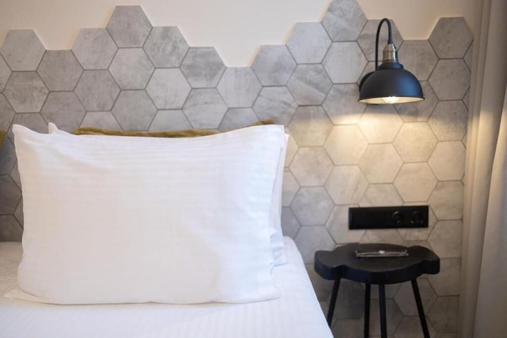 Room 10 of 90
