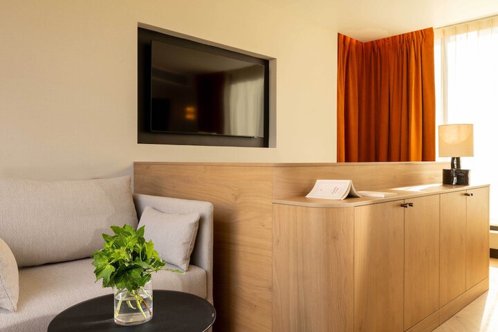 Room 32 of 70