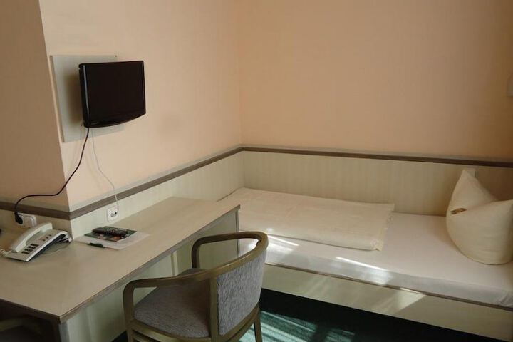 Room 3 of 103
