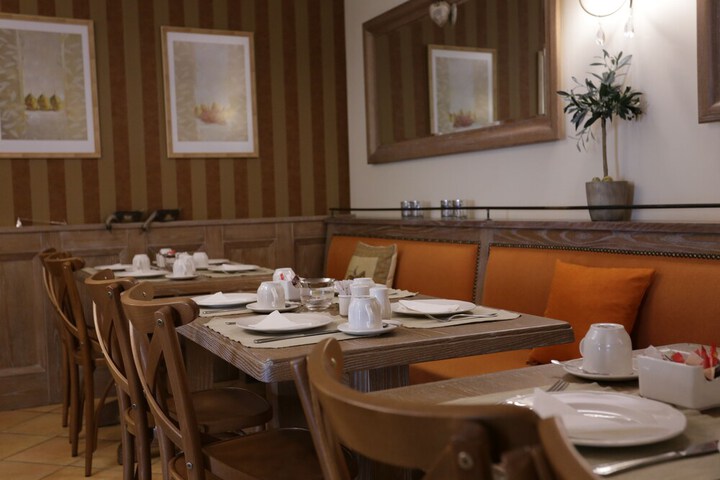 Dining 43 of 52