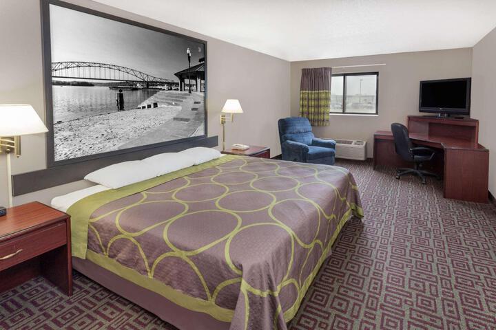 2 Queen Beds (5 of 7)
