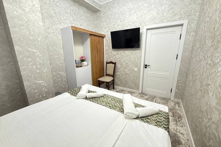 Room 6 of 33