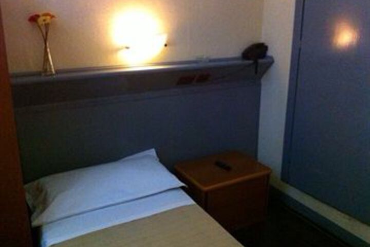 Room 8 of 25