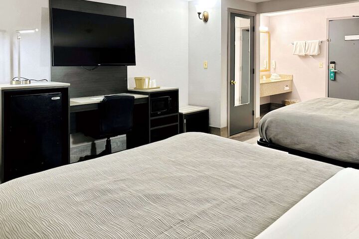 1 Queen Bed Accessible (17 of 21)