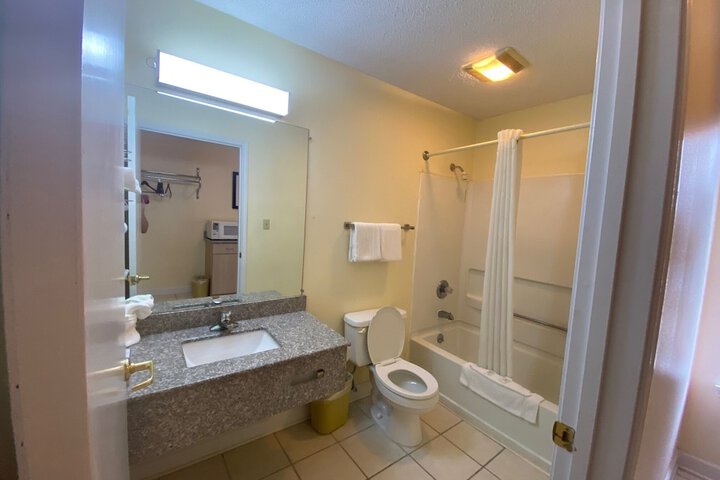 2 Double Beds (6 of 8)