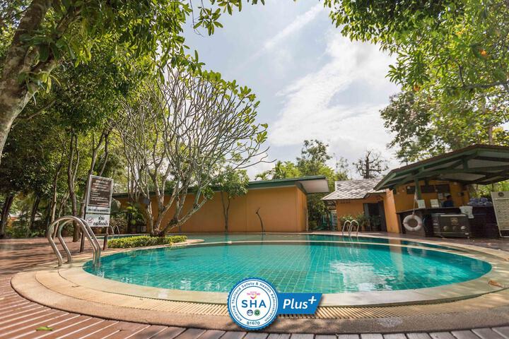 Pools & Facilities