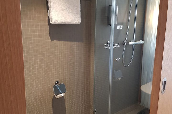Room 33 of 60