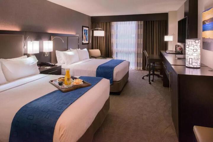 1 Queen Bed Accessible (2 of 10)