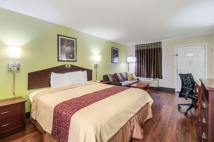 1 King Bed (2 of 15)