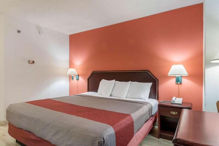 1 King Bed (4 of 6)