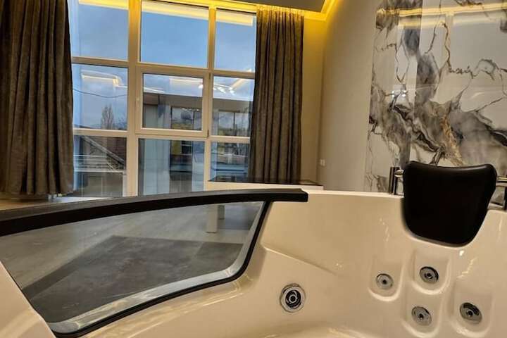 Room 5 of 106