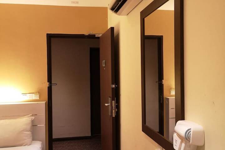 Room 15 of 40