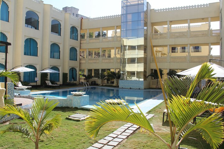 Hotel with Pool