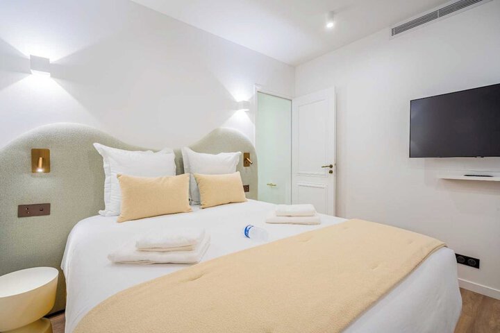 Room 4 of 12