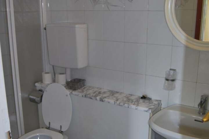 Room 12 of 25