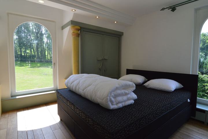 Room 3 of 32