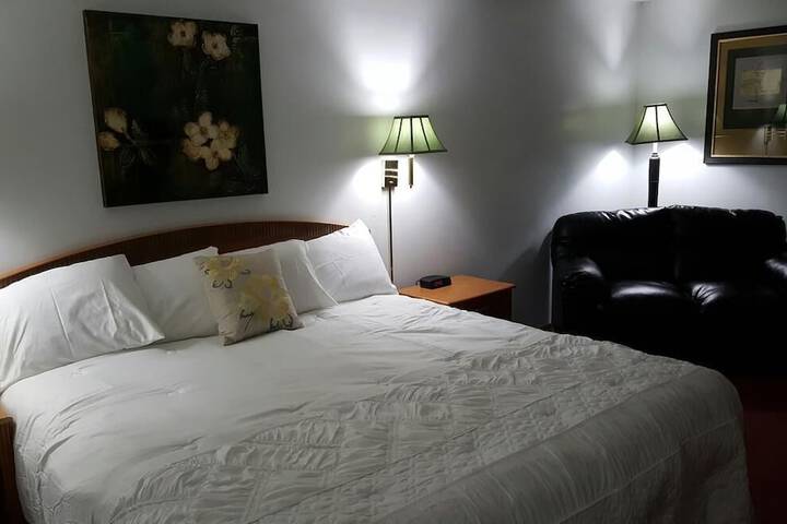 Deluxe King Bed (2 of 8)