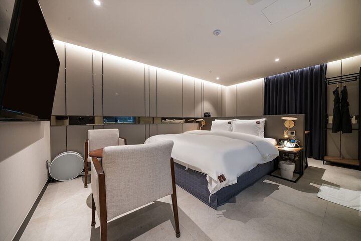 Room 12 of 48