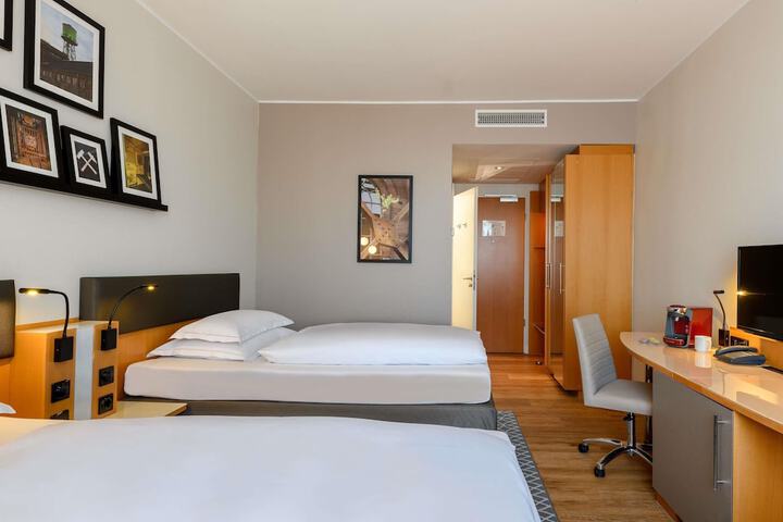 Room 10 of 83