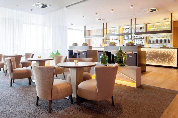 Lounge 103 of 124