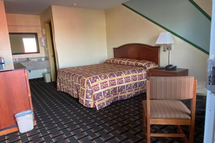 1 King Bed (2 of 6)