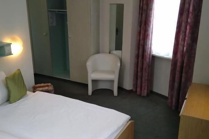 Room 2 of 44