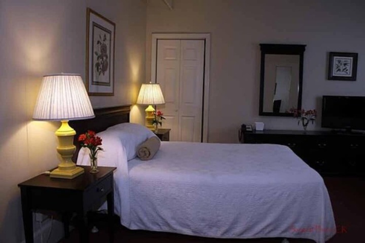 1 Queen Bed (3 of 20)