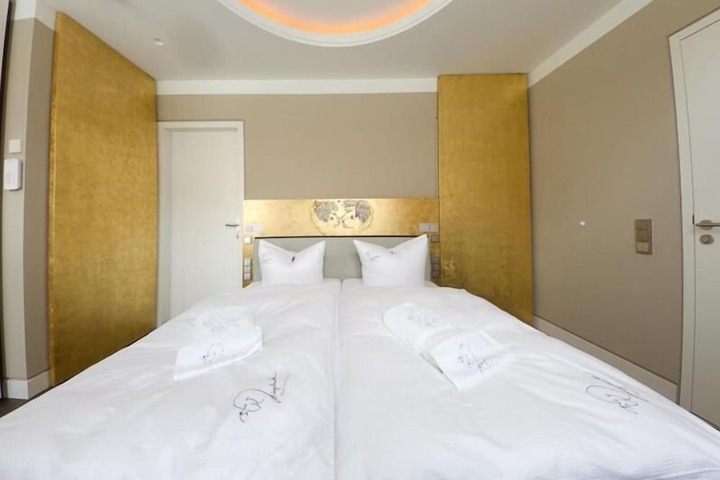 Room 10 of 38