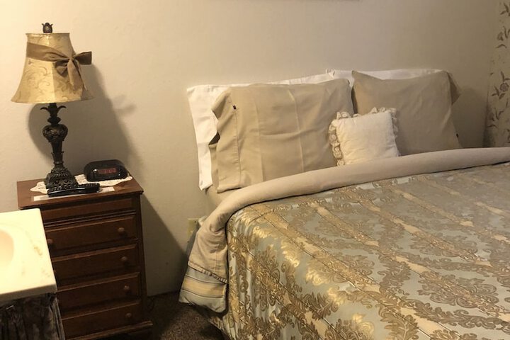 1 Queen Bed (4 of 21)