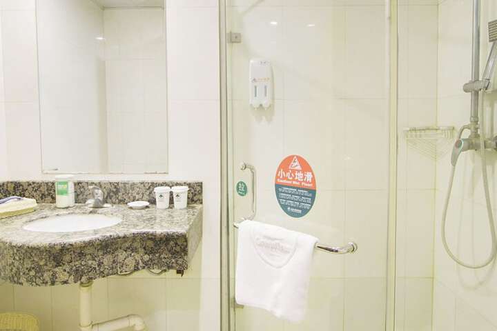 Room 17 of 27