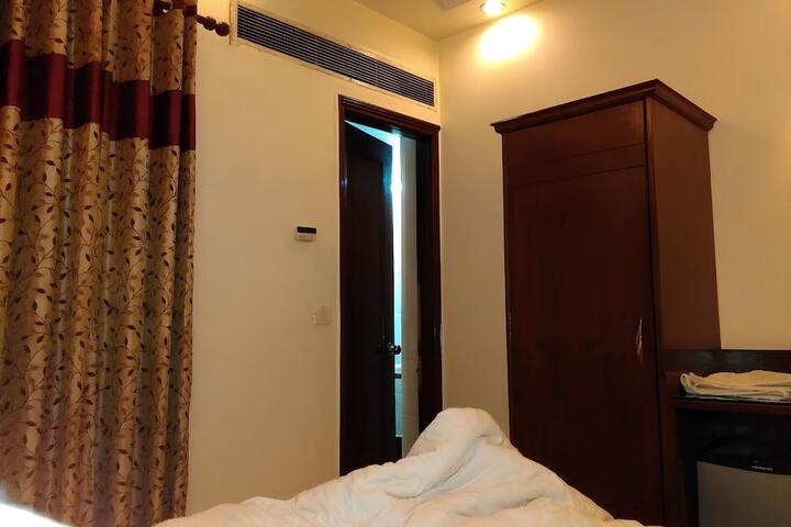 Room 4 of 27