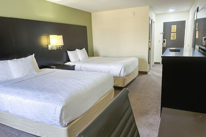 Double Queen Room (4 of 10)