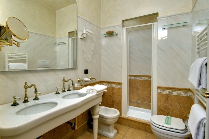 Room 14 of 16